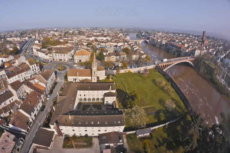 Villeneuve sur Lot: the left bank from the southwest. In the foreground from left to right, the convent of the Annunciation and the river Tarn. In the background from left to right, the Revolution square and the bridge of Liberation.