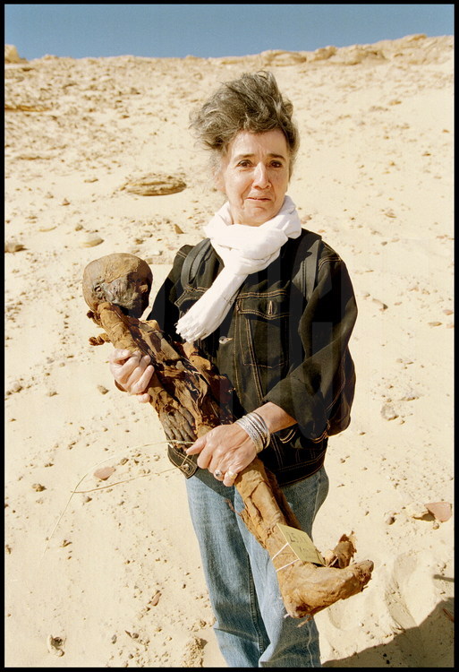 Site d'Ain Labakha. Le climat particulièrement sec de la région ayant asséché les momies, celles-ci sont particulièrement bien conservées. Elles sont extraites de leur tombes pour être transportées par les scientifiques au bas de la colline pour être conduites au laboratoire. Au premier plan, l'historienne Françoise Dunand.
