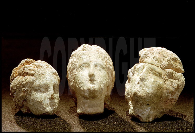 Ces têtes de statuettes féminines funéraires découvertes sur le site de la Necropolis sont appelées Tanagra. Elles furent fabriquées uniquement à Alexandrie pendant toute la période ptolémaïque.
