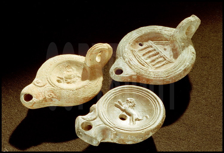 Découvertes sur le site de la Necropolis, ces lampes à huile en  terre cuite d'époque romaine représentent méduse, lion et temple à colonnes corinthiennes. Ier siècle après J.C.