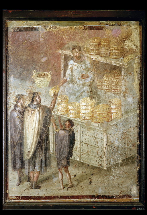 Pompéi, maison VII. Comptoir de vente du boulanger.  Sur cette célèbre peinture, trois clients en manteau dont (le petit) est probablement un esclave, sont servis par le propriétaire, habillé comme un aristocrate. Les miches sont de formes circulaires et prédécoupées, comme l'actuelle 