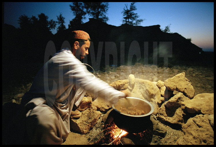 Campsite at Lundo. In the evening, the Bugti cook, Raou, prepares the evening meal for the entire team.
