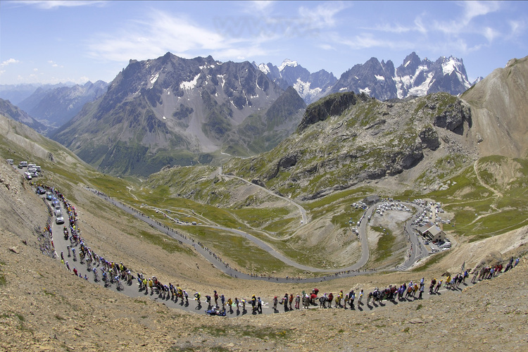 16eme etape : Bourg d'Oisans - La Toussuire. 
Sur le versant sud, lacets precedents le passage au Col du Galibier. En arriere plan, le massif des Ecrins.
Altitude 50 metres.