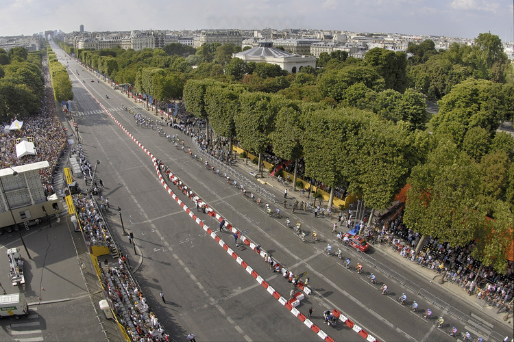 20eme etape : Sceaux-Anthony - Paris. Passage du peloton sur les Champs Elysees alors qu'il reste sept tours a parcourir. En arriere plan a gauche, l'Arc de Triomphe de l'Etoile. Altitude 40 metres.