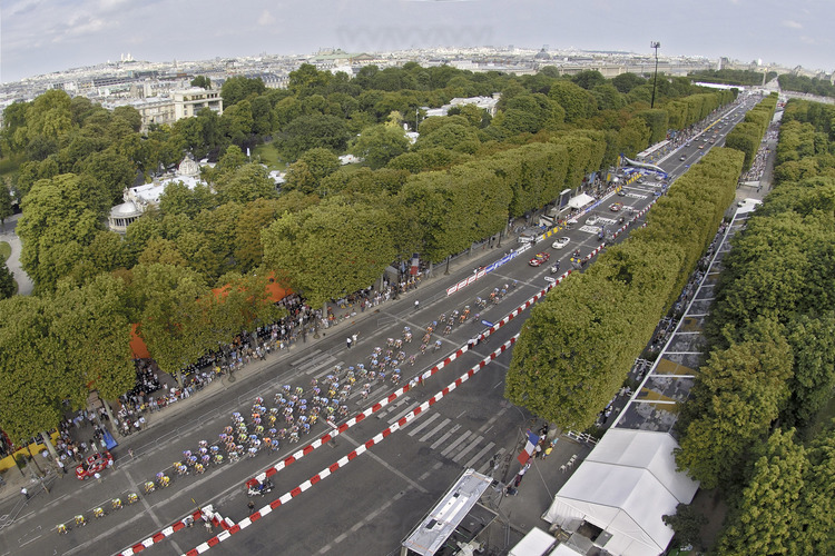 20eme etape : Sceaux-Anthony - Paris. Passage du peloton sur les Champs Elysees alors qu'il reste sept tours a parcourir. En arriere plan a droite, la Place de la Concorde. En arriere plan a gauche, la Butte Montmartre. Altitude 40 metres.