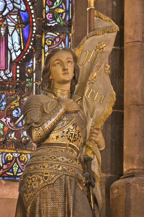 Lille - Cathédrale Notre Dame de la Treille : absides latérales sud : statue de Jeanne d'Arc. // Lille - Cathedral Notre Dame de la Treille : south side apses : statue of Joan of Arc.