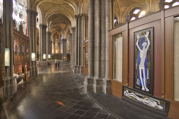 Lille - Cathédrale Notre Dame de la Treille : Galerie d'art moderne dans la travée nordde la nef. // Lille - Cathedral Notre Dame de la Treille : Modern art gallery in the northern bay of the nave.