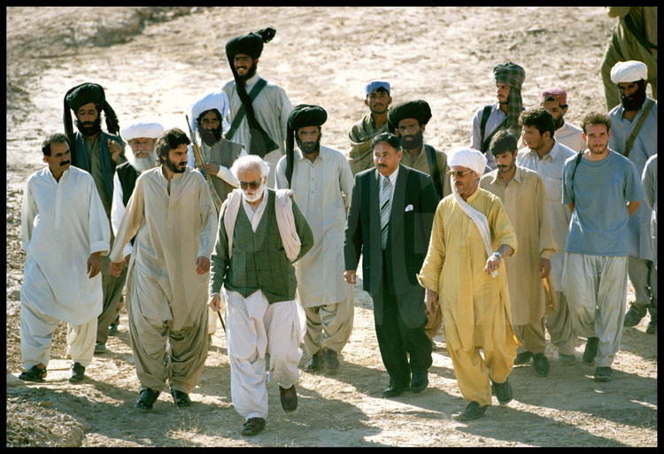 Almighty leader of the territory Bugti, Nawab (king) Bugti, who favored the searches(excavations) of the team of Jean Loup Welcomme for 5 years, came on the site of Hargaî's reconstruction with his nurse moved closer to notice the reconstruction of the baluchiterium.
