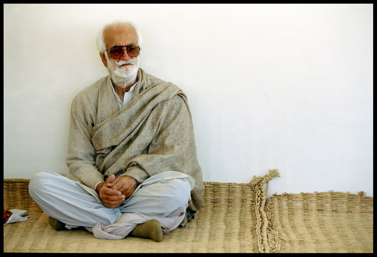 Almighty leader of the realm Bugti, the nawab Bugti invites the representatives of the big families of the realm for one palavers to prove and explain foreigners' presence, in this case the team of Jean Loup Welcomme, on their territory. From moment or Nawab gave its protection, all the bugtis owes protect the scientists.