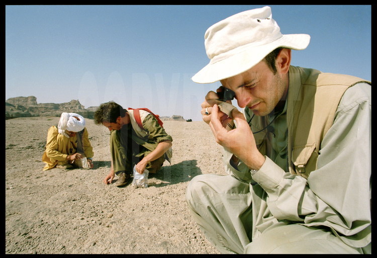 Among thousands of micro-fossils collected on Paali's site, the scientists found some tiny teeth of lemurs dated thirty million years. Of this discovery, Laurent Marivaux (here in the microscope andor in the foreground) drafted a scientific publication in the American review Science (in October, 2001). Indeed, these some teeth question simply the African origin of the primates and by consequent the African origin of the man.