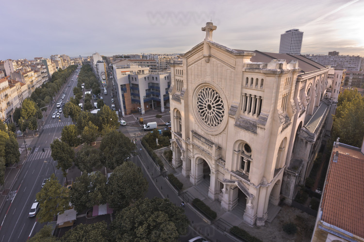 La ville de Marseille vue depuis la basilique du Sacré Cœur.