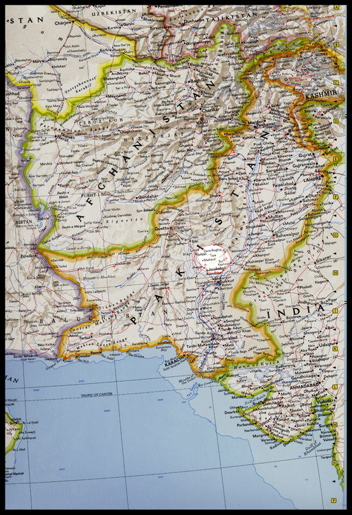 Carte 1 : Le Pakistan et le territoire Bugti : d’une surface d’ environ 10.000 kilomètres carrés, le territoire Bugti est peuplé de 30.000 habitants. Surnommé par les pakistanais « l’enfer d’Allah » à cause de l’aridité du sol et de la sécheresse de son climat, il fait partie du Balouchistan, la province la plus aride du pays. Le pays Bugti est une véritable zone de non-droit, l’armée pakistanaise ne contrôlant que les 2 grands axes routiers. Il fait partie de l’un des cinq territoires autonomes proches de l’Afghanistan ou la loi pakistanaise n’a pas cours.