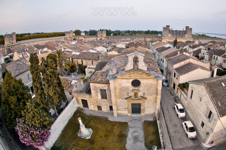 La chapelle des Pénitents gris est l'une des plus anciennes chapelles de Camargue et du département du Gard. // The Chapel of the Grey Penitents is one of the oldest chapels of Camargue and in the Gard department.