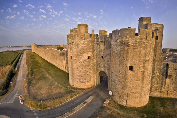 Remparts Est de la ville fortifiée : porte de la Reine. // East walls of the walled city: gate of the Queen.