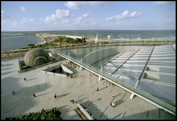La Biblioteca Alexandrina vue depuis l'ouest. En arrière plan, la mer Méditerranée. A gauche, le planétarium, construit par la France.