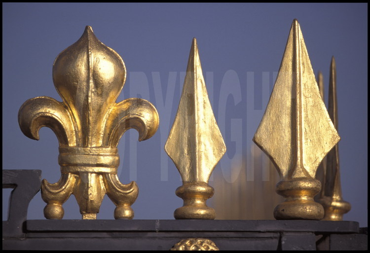 Détail des emblèmes royaux adornant la Grille Royale, à l’entrée du Château : Fleur de lys et fers de lance.