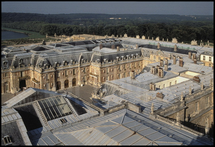 Vue aérienne des toits du Château, donnant sur les cours intérieures, depuis le nord est. Ces toits, dits 