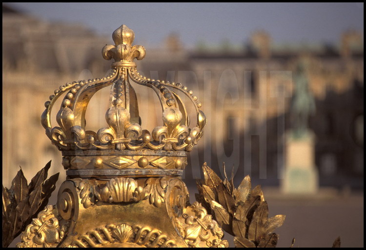 Détail des emblèmes royaux adornant la Grille Royale, à l’entrée du Château : couronne fermée et feuilles de lauriers.
