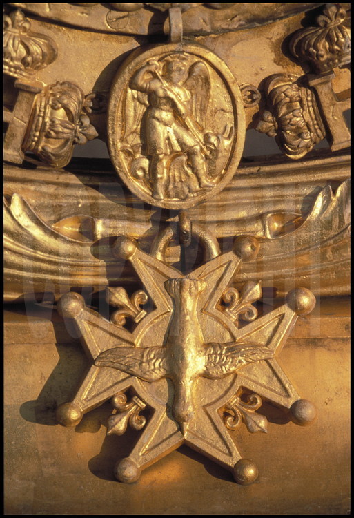 Détail des emblèmes royaux adornant la Grille Royale, à l’entrée du Château : Médaillon et Croix du Saint Esprit.