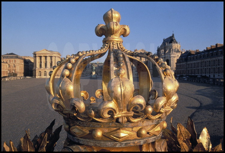 Détail des emblèmes royaux adornant la Grille Royale, à l’entrée du Château : couronne fermée.