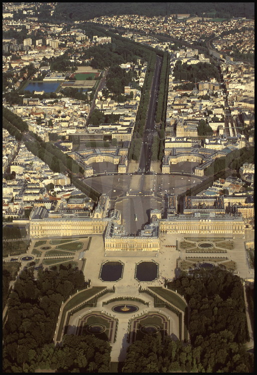 Vue générale du domaine de Versailles. Au premier plan, le Château et une partie de ses jardins. Au deuxième plan, le centre historique de la ville. En arrière plan, la forêt de Fausses-Reposes.