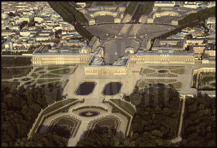 Vue générale du domaine de Versailles. Au premier plan, le Château et une partie de ses jardins. Au deuxième plan, le centre historique de la ville.