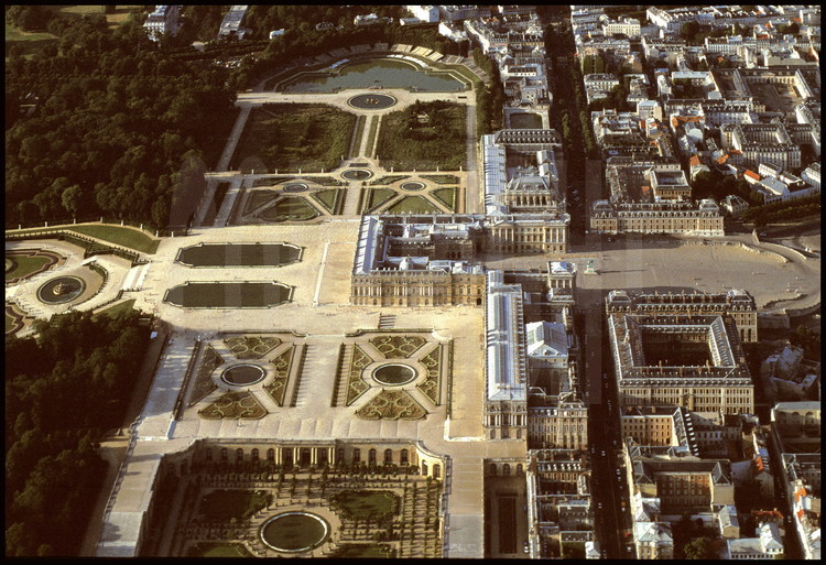 Vue générale du domaine de Versailles. Au centre, le Château. A gauche, une partie des jardins. A droite le centre historique de la ville.