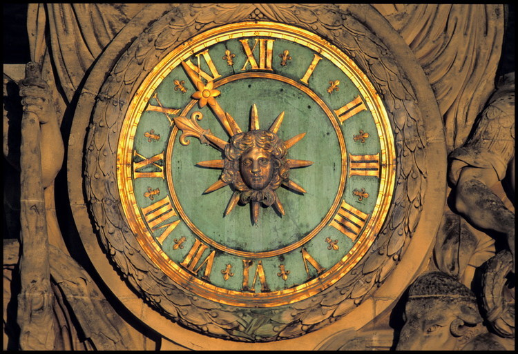 Détail de la grande horloge du Château située sur le fronton de l’avant-corps central au fond de la Cour de Marbre.