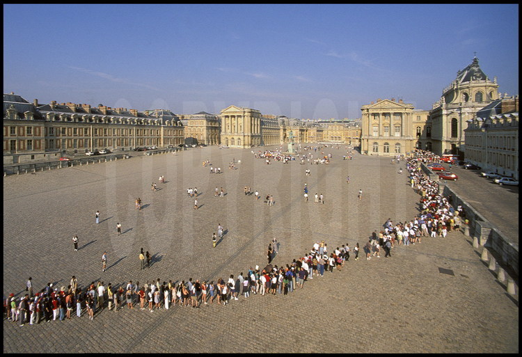 Entrée principale du Château de Versailles. Classé au patrimoine mondial de l’Unesco, c’est le monument historique le plus visité de France avec 3,3 millions de visiteurs par an, dont plus de quarante pour cent viennent de l’étranger. Les jours d’affluence, 18000 personnes foulent les pavés royaux.