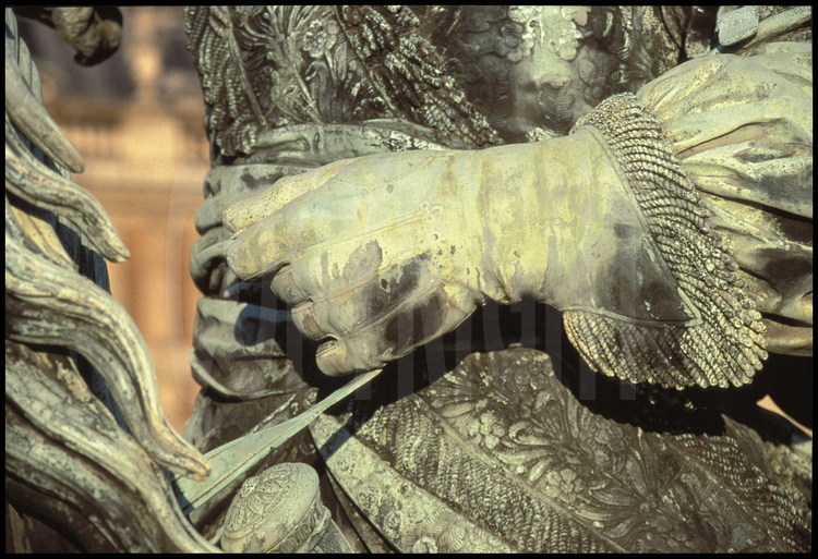 Détail de la statue équestre de Louis XIV, située dans la Cour des Ministres. Gant à parement.