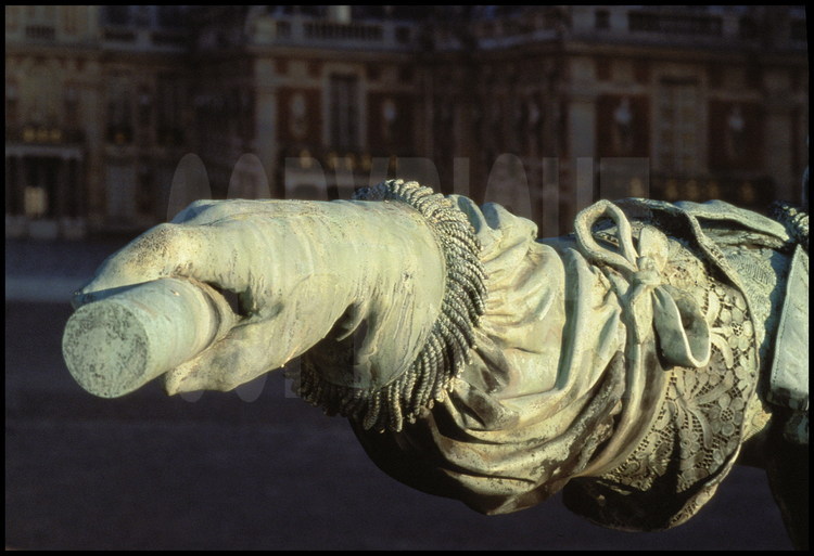 Détail de la statue équestre de Louis XIV, située dans la Cour des Ministres . Bâton de commandement et gant à parement.