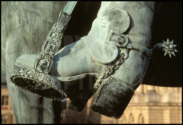 Détail de la statue équestre de Louis XIV, située dans la Cour des Ministres . Bottes à éperon et étrier.