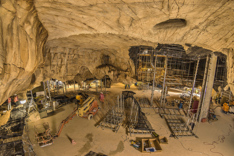 Le chantier de la salle des Bauges, plus grande salle de la grotte originelle (surface 400 m2, hauteur maxi : 6m,50 m.) et donc de l'espace de restitution.