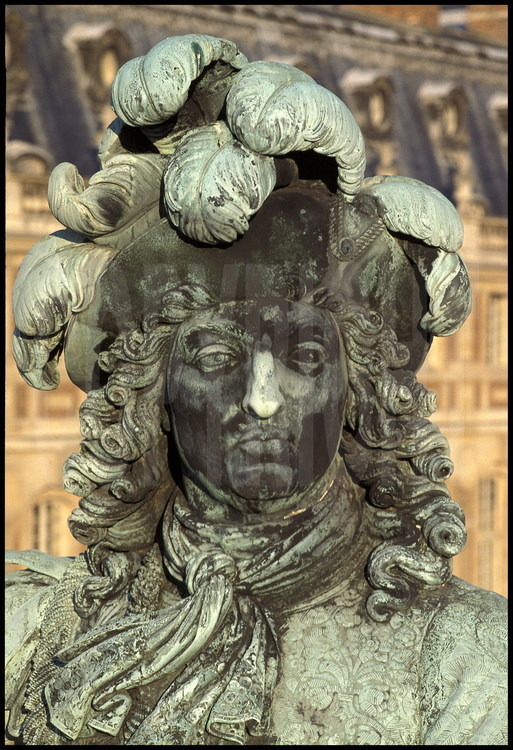 Détail de la statue équestre de Louis XIV située dans la Cour des Ministres : Portrait du Roi.