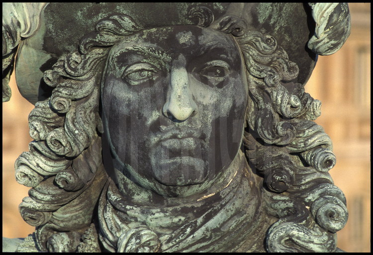 Détail de la statue équestre de Louis XIV, située dans la Cour des Ministres : Portrait du Roi.