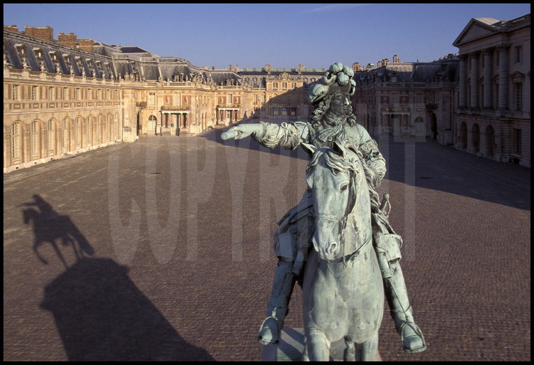Vue en perspective des Cours : Cour des Ministres, Cour Royale et Cour de Marbre. Au premier plan, la statue équestre de Louis XIV, commandée par Louis-Philippe, réalisée par Cartellier et Petitôt et érigée en 1836.