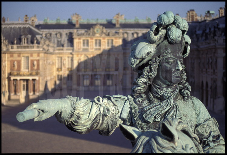 Statue équestre de Louis XIV située dans la Cour des Ministres. Commandée par Louis-Philippe, elle fut réalisée par Cartellier et Petitôt et érigée en 1836.