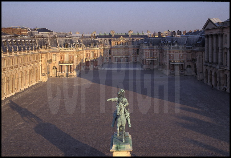 Vue en perspective des Cours : Cour des Ministres, Cour Royale et Cour de Marbre. Au premier plan, la statue équestre de Louis XIV, commandée par Louis-Philippe, réalisée par Cartellier et Petitôt et érigée en 1836.