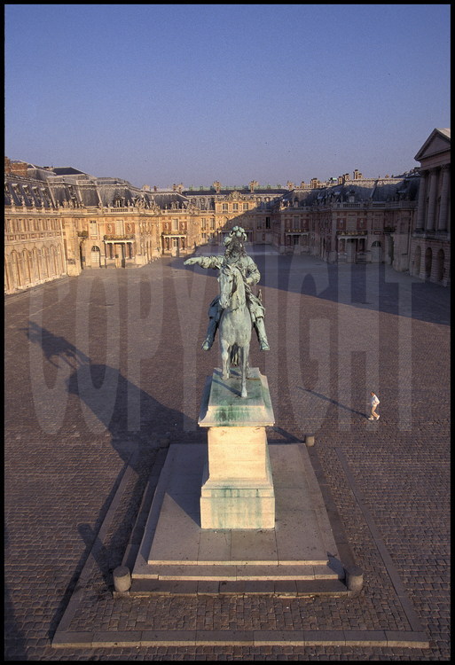 Vue en perspective des Cours : Cour des Ministres, Cour Royale et Cour de Marbre. Au premier plan, la statue équestre de Louis XIV, aujourd'hui sur la Place d'Armes, qui fut érigée en 1836. Commandée par Louis-Philippe, elle fut réalisée en deux temps : le cheval par P. Cartellier et le roi par L. Petitôt.