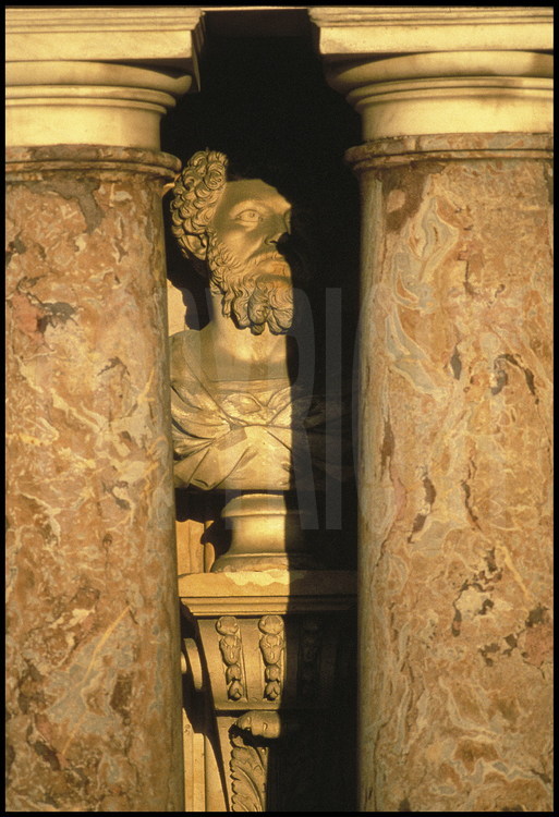 Un des quatre-vingt quatre bustes à l’antique des Cour Royale et Cour de Marbre.
