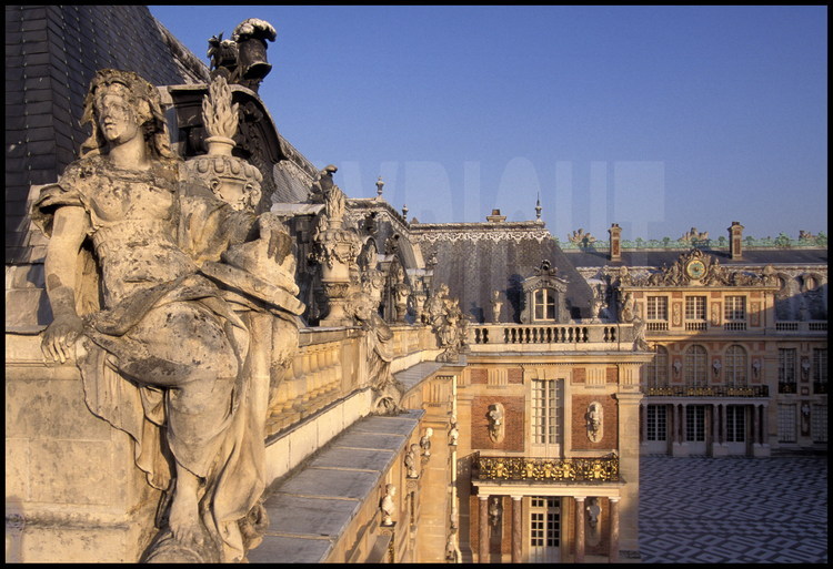 Parmi une série de dix huit statues représentant les Vertus royales et les Parties du monde, l’Espagne, sur la balustrade sud de la cours des ministres.