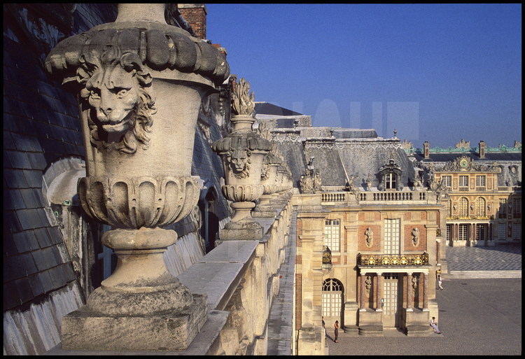 Sur le bourseau de l’aile du Midi, ensemble de pots à feu à tête de lion surplombant la Cour Royale.