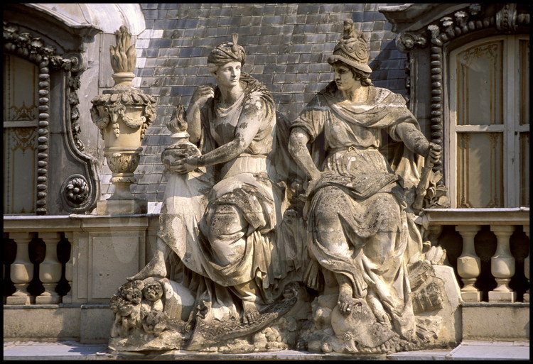 Sur la balustrade nord de la Cour de Marbre, un couple, parmi une série de dix huit statues représentant les Vertus royales et les Parties du monde.