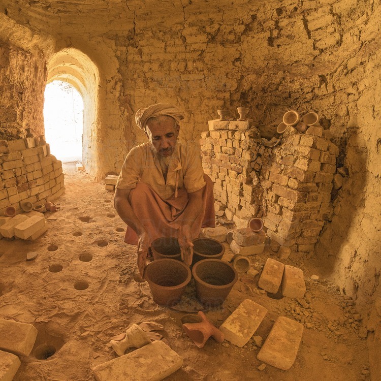 Oman. Village de Balah : Atelier de poteries de la la famille Al Adawi. // Oman. Village of Balah: Pottery workshop of the Al Adawi family.