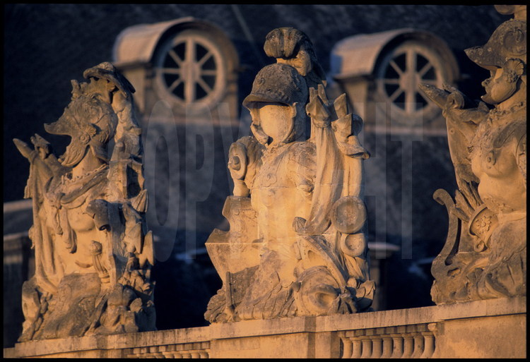 Détails d’éléments sculptés ornant les balustrades du Château, représentant des Trophées, eux-mêmes composés de cuirasse, lance, casque et drapeau, réalisé par La Pierre en 1670.