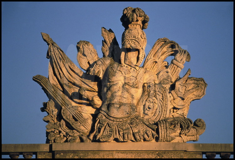 Détails d’éléments sculptés ornant les balustrades du Château, représentant des Trophées, eux-mêmes composés de cuirasse, lance, casque et drapeau, réalisé par La Pierre en 1670.