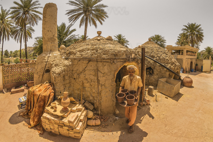 Oman. Village de Balah : Atelier de poteries de la la famille Al Adawi. // Oman. Village of Balah: Pottery workshop of the Al Adawi family.
