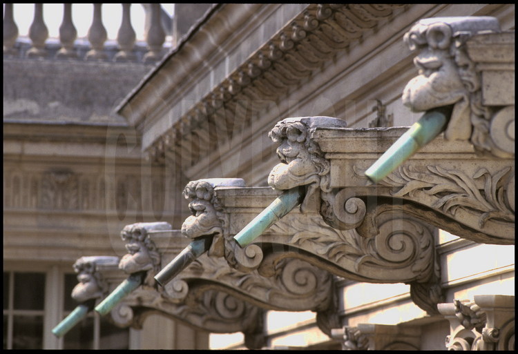 Sur la façade sud de la Chapelle, ensemble de gargouilles, consoles à coquilles et mufle de lion.