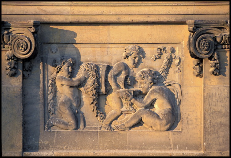 Sur la façade sud de la Chapelle, détail du décor sculpté sur les croisés de la tribune : bas-relief.