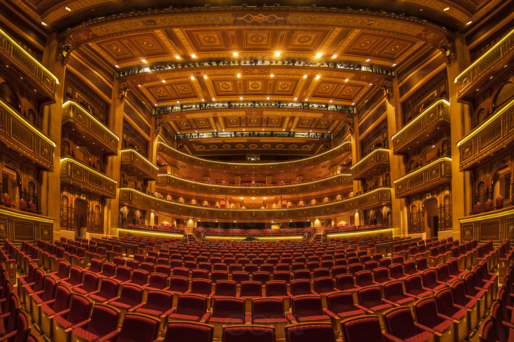 Oman. Mascate. Vue intérieure de l'opéra royal de Mascate. // Oman. Muscat. Inside view of the royal opera of Muscat.